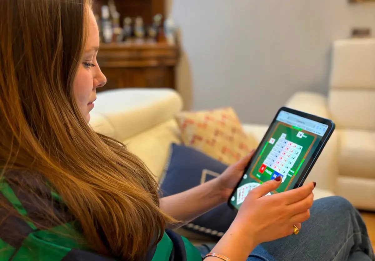 Osoba hrající bridge